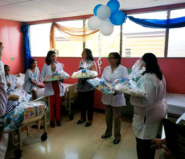embajadora-chile-visita-hospital-bertha-calderon